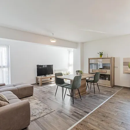 شقة 3 Bedroom Coresi Mall