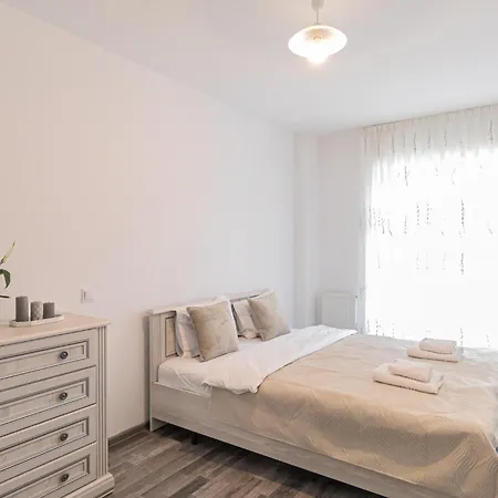 Cozy 3 Bedroom Coresi Mall Apartment *