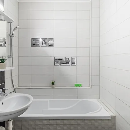 3 Bedroom Coresi Mall شقة *