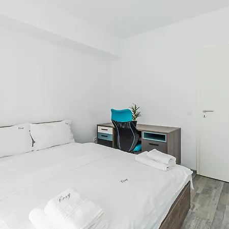 Apartment Cozy 3 Bedroom Coresi Mall