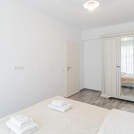 Apartment Cozy 3 Bedroom Coresi Mall *